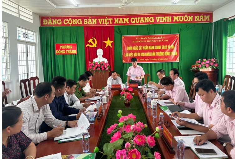 Đoàn khảo sát ngân hàng chính sách xã hội làm việc với Ủy ban nhân dân phường Đông Thành 