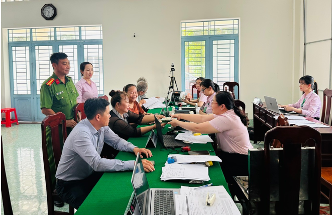 Phòng giao dịch NHCSXH Bình Minh tổ chức phiên giao dịch và phát tiền vay tại điểm giao dịch Đông Thạnh Phường Đông Thành  