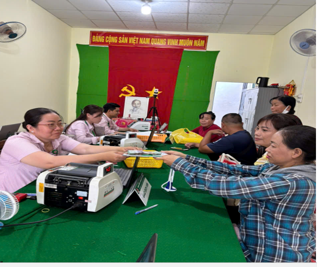 Giải ngân kịp thời nguồn vốn tín dụng học sinh, sinh viên cho năm học mới tại điểm giao dịch đông thuận 