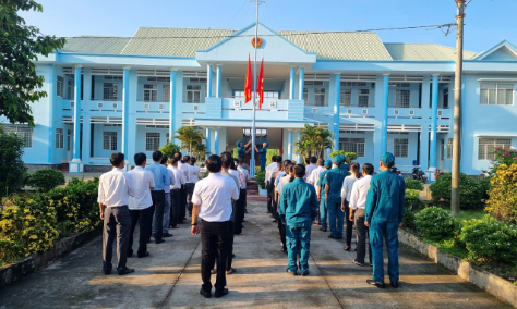 Buổi chào cờ đặc biệt sau một tháng vận hành chính quyền hai cấp ở phường Đông Thành
