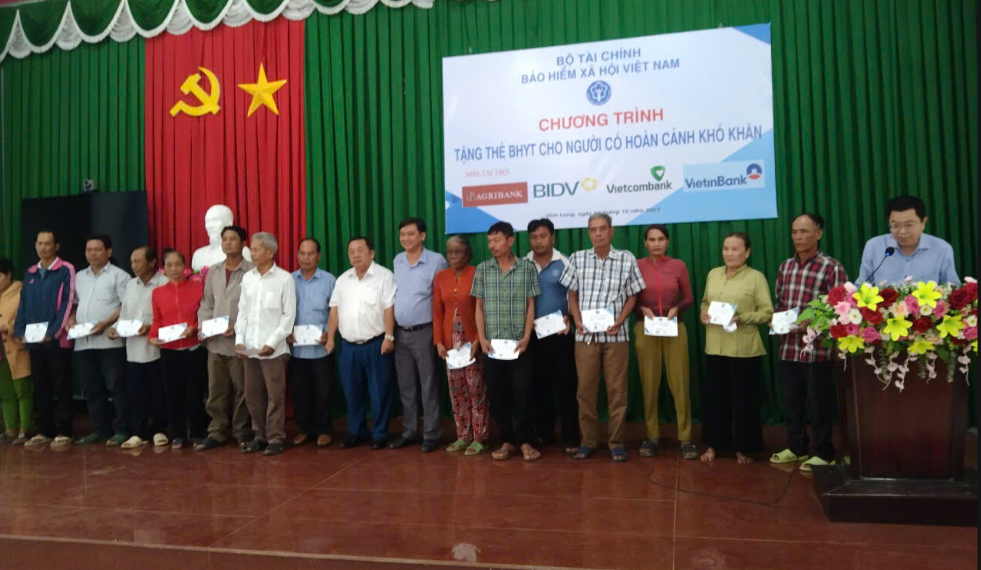 Trao tặng thẻ BHYT cho người có hoàn cảnh khó khăn tại phường Đông Thành